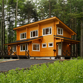 家族全員で使えるオープンな共有スペースのある片流れ屋根のログハウス